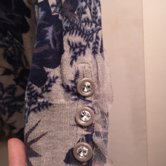 Women's twelve by twelve sweater, size small - Picture 3 of 5